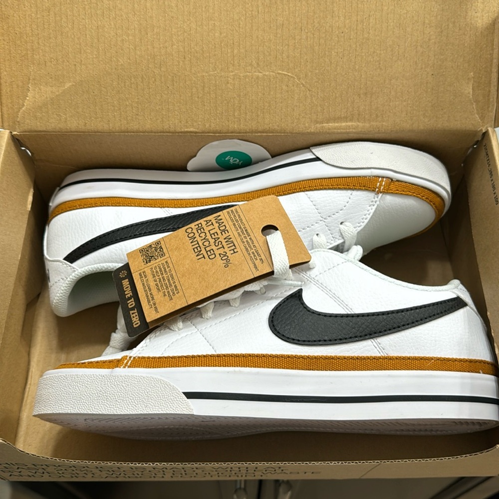 Nike Court Legacy Womens 7.5 - Never Worn